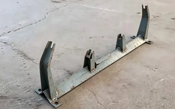 Pourquoi les supports de rouleaux de convoyeur se brisent-ils facilement dans les zones minières à forte activité ?